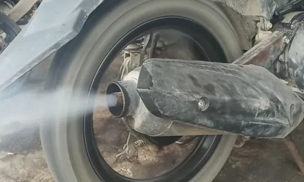 Asap Knalpot Motor Menandakan Pembakaran Bensin Bermasalah