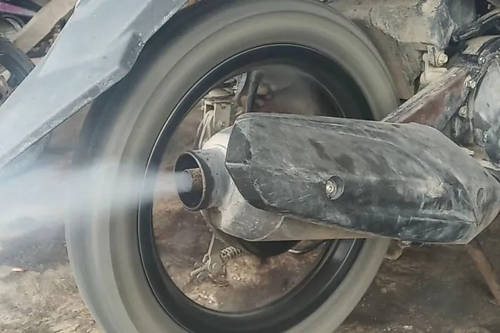 Asap Knalpot Motor Menandakan Pembakaran Bensin Bermasalah
