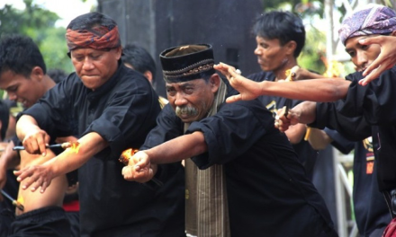 Atraksi Debus Atau Sebuah Pertunjukan Tradisional