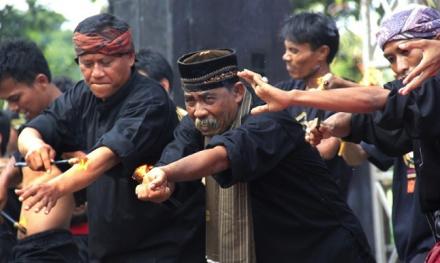Atraksi Debus Atau Sebuah Pertunjukan Tradisional