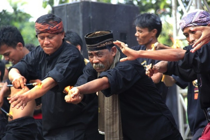 Atraksi Debus Atau Sebuah Pertunjukan Tradisional