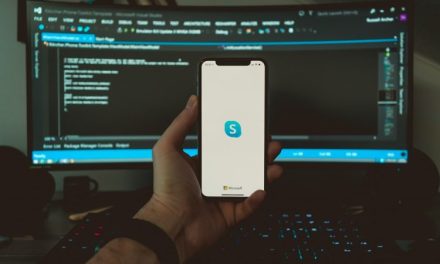 Komunikasi Digital Melalui Aplikasi Skype Di Internet