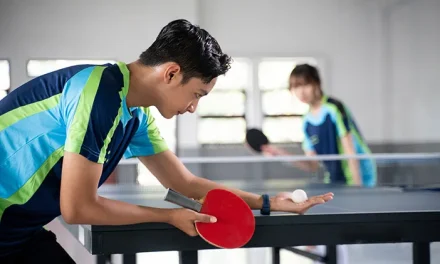Olahraga Pingpong Atau Tenis Meja Dengan Raket Kecil