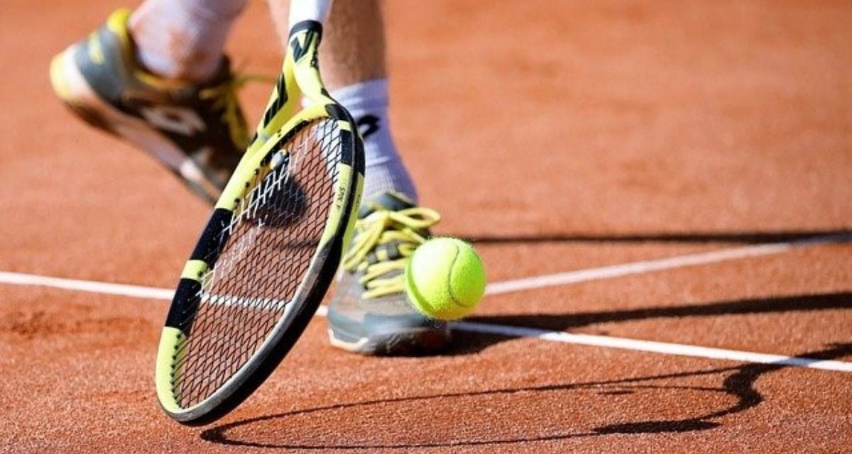 Olahraga Lapangan Tenis Dengan Raket Dan Bola Kecil