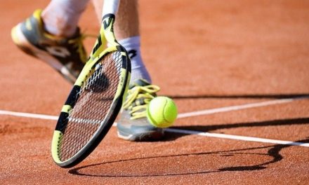 Olahraga Lapangan Tenis Dengan Raket Dan Bola Kecil