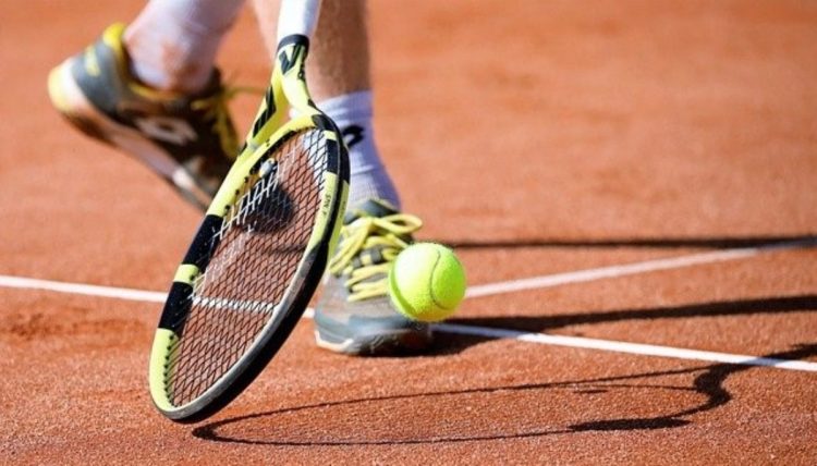 Olahraga Lapangan Tenis Dengan Raket Dan Bola Kecil