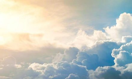 Gumpalan Kristal Dari Tetesan Hujan Membentuk Awan