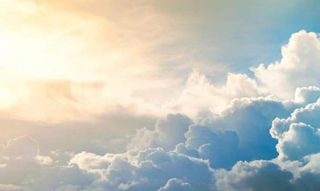 Gumpalan Kristal Dari Tetesan Hujan Membentuk Awan