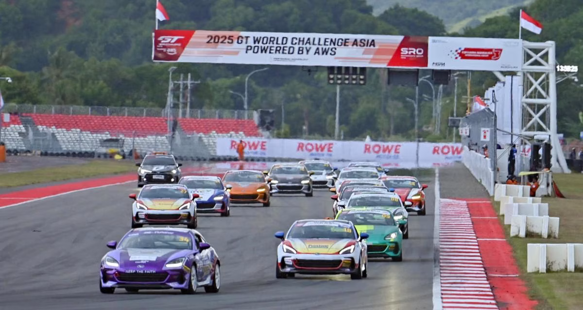 Balapan Roda Empat Atau Sebuah Mobil Dalam Sirkuit