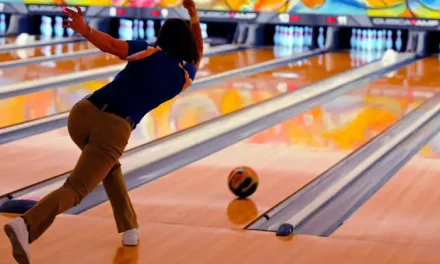 Olahraga Bola Bowling Dengan Menjatuhkan Seluruh Pin