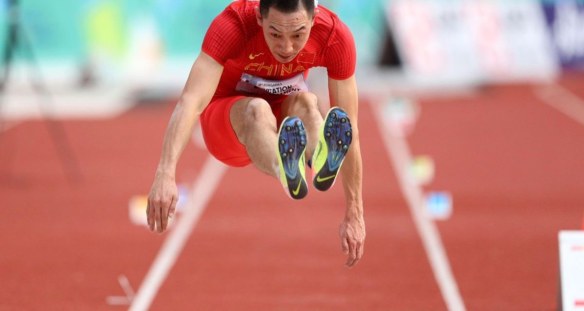 Olahraga Lompatan Atletik Sejauh Mungkin Untuk Menang