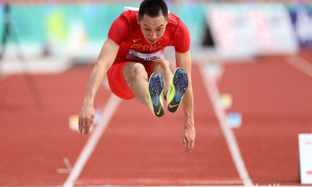 Olahraga Lompatan Atletik Sejauh Mungkin Untuk Menang