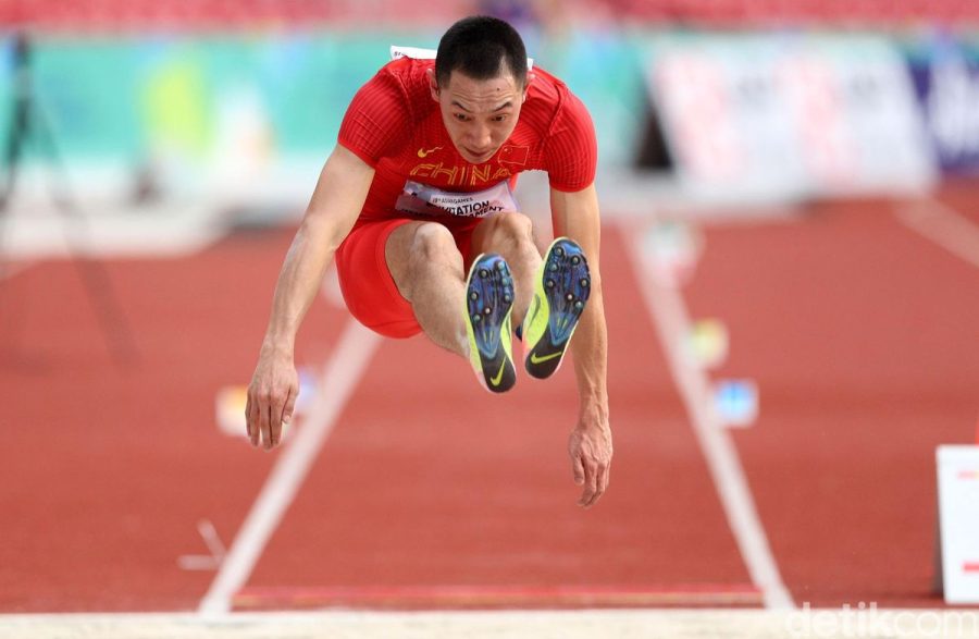Olahraga Lompatan Atletik Sejauh Mungkin Untuk Menang
