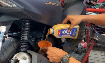 Pelumas Mesin Kendaraan Bermotor Sebuah Oli