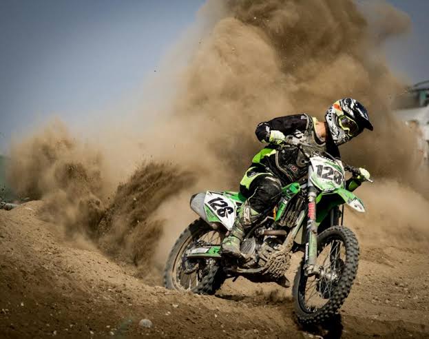 Kendaraan Bermotor Trail Dengan Fungsi Segala Medan