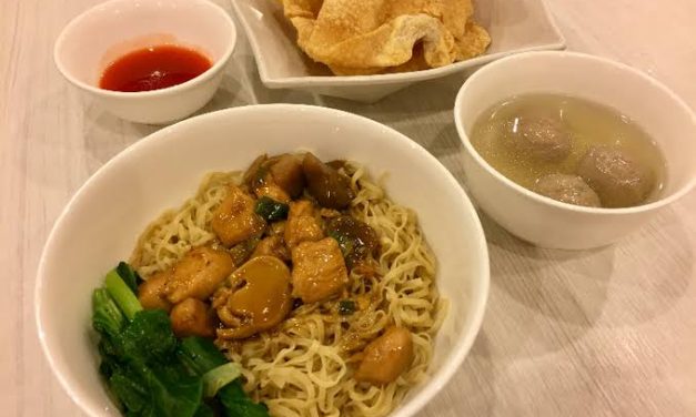 Sebuah Makanan Tradisional Bakmi Dengan Toppingnya