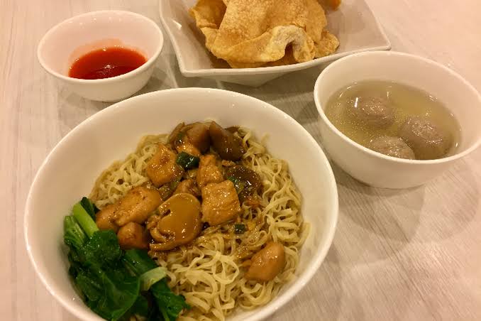 Sebuah Makanan Tradisional Bakmi Dengan Toppingnya