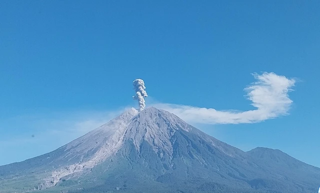 Sebuah Bentuk Permukaan Dari Bumi Yang Menjulang Tinggi