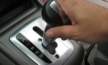 Sebuah Kendaraan Matic Pada Mobil Roda Empat