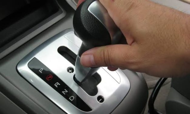 Sebuah Kendaraan Matic Pada Mobil Roda Empat