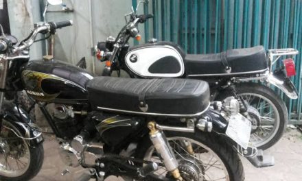 Sebuah Kendaraan Jadul Atau Motor Keluaran Lama