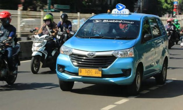 Kendaraan Umum Taksi Dengan Transportasi