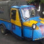 Kendaraan Angkutan Umum Bemo Dengan Ukuran Kecil