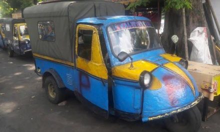 Kendaraan Angkutan Umum Bemo Dengan Ukuran Kecil