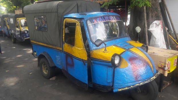 Kendaraan Angkutan Umum Bemo Dengan Ukuran Kecil