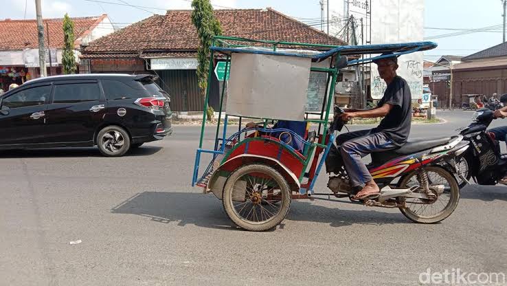 Suatu Kendaraan Unik Becak Dengan Roda Tiga