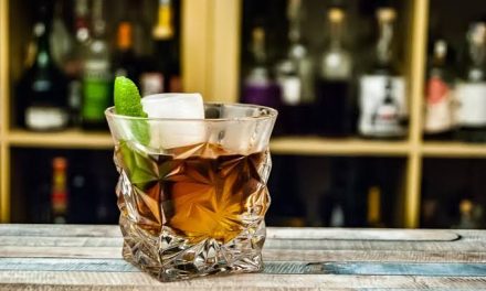 Sebuah Alkohol Vodka Minuman Yang Cukup Banyak Tersebar